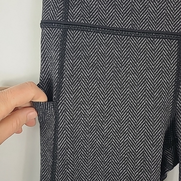 Lululemon Women's Pace Rival Black Grey Herringbone 3 Pocket Waistband Sz 6 - Picture 2 of 8